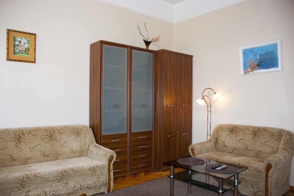 Home Hotel Apartments On Zoloti Vorota Kiev Exteriör bild